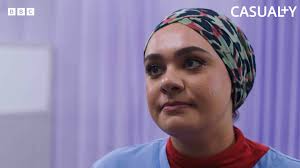 Ever wondered how we're filming busy scenes in the ED whilst keeping  everyone two metres apart? 🏥 Check out this video to see how our clever  team are...