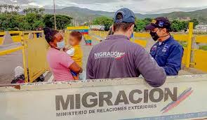 El presente trabajo indaga sobre el tema de las migraciones en colombia y cómo este fenómeno se evidencia en el entorno escolar del colegio ciudadela educativa. Venezolanos Que Estan Regresando A La Frontera Migracion Colombia Expulso Venezolana Con Circular Azul Cucuta Caracol Radio