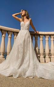 Filigran geschwungene, florale spitze unterstreicht zudem die feminität der königin des abends. D3351 Essense Of Australia Funkelndes Brautkleid Mit Spitze Und Tiefem Ruckenausschnitt True Society Bridal Shops