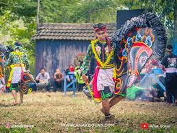 Ini tidak ada catatan secara tertulis yang mengenai sejarah asal muasal seni tari kuda lumping konon katanya sih adalah bentuk dukungan rakyat jelata terhadap pasukan berkuda pangeran diponegoro dalam menghadapi penjajah belanda. Kuda Lumping Kesenian Unik Dari Tanah Jawa Anakdolan Com