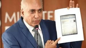 Una historia de falsedades que pone en apuros a las autoridades