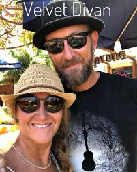 Come join us for Live Music by Matt Angell for Happy Hours 4:30pm-6:30pm  today!🍹🌅 What better way to spend a Sunday arvo🏝️🫶 Try our delicious  cocktails & grab something to eat🍹🍔 #nrmaairliebeachcafe #