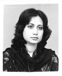 مستنصر حسین تارڑ لکھتے ہیں "اسلام آباد کے قبرستان میں پروین کو رخصت کرنے  والے بہت کم لوگ تھے، اُس کی عزیز داری کراچی میں تھی اور وہاں سے یہاں آج ہی