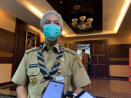 Gubernur jateng ganjar pranowo memakai masker saat menggelar rakor di kantornya. Cerita Ganjar Pranowo Borong Masker Kain Rp 10 Miliar Buatan Umkm Kumparan Com