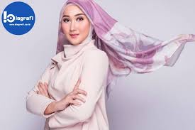 Nama dian pelangi merupakan salah satu desainer terkemuka dan cukup terkenal di indonesia. Biografi Dian Pelangi Pengusaha Dan Desainer Muslim Indonesia Biografi Co Id