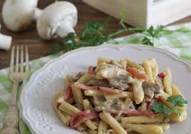Appena sarà tutto pronto unite anche i piselli cotti,poi pepate ,salate e unite la noce moscata,e fate cuocere qualche min. Pasta Cremosa Con Prosciutto Cotto E Funghi Champignon La Cucina Di Bacco