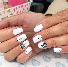Pegatinas adhesivas para uñas con forma de mariposa en color negro y plata con un pequeño cristalito en el centro. Decoracion De Unas Negro Con Blanco Unas Decoradas