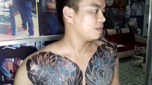 Chú bé nằm trọn bên 1 bên ngực của người đàn ông với núm vú chính là chiếc mũi. Hinh XÄƒm Bit Cá»•