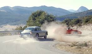 Fausse dent au cyanure et paquets de cigarettes dissimulant un appareil photo : Aston Martin Va Fabriquer 25 Repliques De La Db5 De James Bond