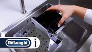 Descubre lo que berenice rodriguez (rebelrodriguez) encontró en pinterest, la colección de ideas más grande del mundo. How To Clean The Coffee Grounds Container Of Your De Longhi Magnifica S Ecam 22 360 S Coffee Machine Youtube