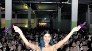 Erotikmodel strippte auf Maturaball der HTL Wels vor tausenden Schülern |  Nachrichten.at