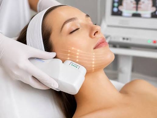 Advantages of HIFU Treatment: Non-Surgical Rejuvenation! HIFU  (High-Intensity Focused Ultrasound) is the perfect solution for anyone  seeking a younger, firmer face without invasive procedures. ✔️Check out the  benefits: ✨ Instant and progressive