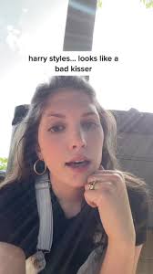 #greenscreen yes i made this whole video to mention taylor telling everyone  he kisses like a snail. #harrystyles #harrytok #dontworrydarling #harries  #harryshouse #viral #funny #comedy ...