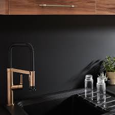 Cuisine d'angle en noir mat et bois avec sol en béton ciré et murs gris assortis. Credence De Cuisine Noir Mat Et Blanc Mat Goodhome Berberis L 200 Cm X H 60 Cm X Ep 3 Mm Castorama