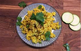 Kitchari Ist Das Ayurveda Gericht Schlechthin Es Hilft Deinem Korper Zu Entgiften Und Regt Die Verdauung An Ideal In Einer Einfache Gerichte Rezepte Ayurveda