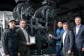 Lindner is big on comfort a major contribution to driving comfort in the lintrac 130 is made by the traclink cab, which has been upgraded for long stints at the wheel. Lindner S Dex Drive For Twin Shaft Shredders Wins The Global Cemfuels Award For Innovation Of The Year Global Recycling