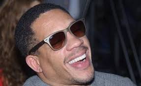Sans s'en rendre compte les jeunes s'y baignent, personne s'en est rendu compte mais la peur règne la religion devient une barrière entre les communautés, souvent y a des tensions qui font croire qu'à tout moment tout peut sauter. Joeystarr Integre Le Casting De Capitaine Marleau