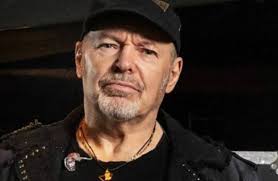 Le restrizioni non potranno fermare però l'amore della gente per questo pezzo di rock italiano. Questo E Il Destino Dei Genitori Gli Auguri Di Vasco Rossi Al Figlio Foto