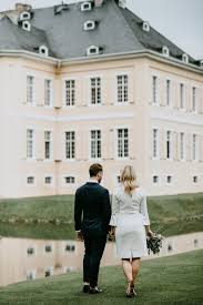 Das 1768 zu einem wasserschloss ausgebaute schloss miel ist der perfekte ort für ihre veranstaltung. Elegante Standesamtliche Trauung In Schloss Miel Oh Lucy Authentische Hochzeits Und Familienfotografie