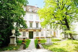 Das hotel euler in basel ist ein luxuriöses haus, das im jahre 1867 erbaut und im jahr 2008 modernisiert wurde, ohne seinen typischen nostalgischen charme einzubüßen. Garten Historisches Museum Basel Haus Zum Kirschgarten Historische Gebaude Basel