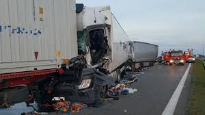 W nocy z piątku na sobotę na autostradzie a4 autobus uderzył w osłonę energochłonną i wpadł do rowu. Wypadek Na Autostradzie A4 Na Wysokosci Wsi Olszowa Zderzyly Sie Cztery Ciezarowki Strzelce Opolskie Nasze Miasto