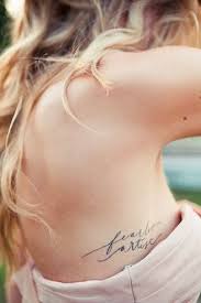 Tattoo Schriften Unauffalliger Schriftzug An Der Seite Tattoo Schrift Schrift Tattoos Rippen Tattoo
