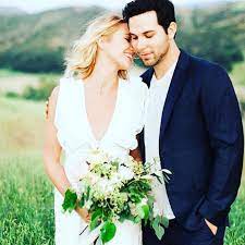 She is best known for her roles as the villainous sarah newlin in the hbo vampire drama true blood. Anna Camp Skylar Astin Get Married Pitch Perfect Cast Wedding