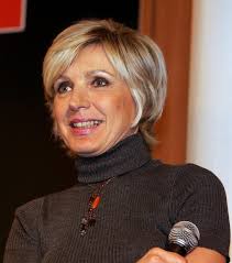 She is an actress, known for désiré lafarge (1977), большой злой волк (2013) and nos chers voisins (2012). Evelyne Dheliat La Presentatrice Meteo S Adresse A Son Public
