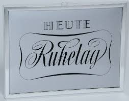 8 фраз в 4 тематиках. Kunststoffschild Heute Ruhetag Hotelshop