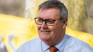 Alice Springs Mayor Damien Ryan in bid to repair relationship with Chief  Minister Michael Gunner