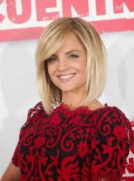 Réalisée sur une base carré lissée avec un léger balayage, cette coupe de cheveux véhicule une image d'élégance et de modernité. Carre Avec Frange Simple Sur Le Cote Au Milieu Que Preferez Vous Coupe De Cheveux