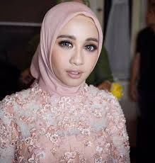 10 Gaya Hijab Laudya Cynthia Bella Yang Bikin Adem Sederhana Dan Cantik Idn Times Wanita Pengantin Wanita Gaun