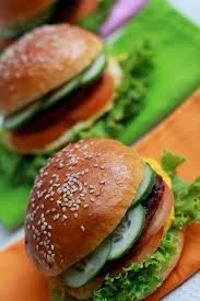 Menanggapi perubahan selera konsumen dan reaksi negatif karena makanan mereka yang tidak sehat, 9 perusahaan telah menambahkan menu salad, ikan, smoothie, dan buah. Resepi Daging Burger Ala Mcd Ke Kartasura