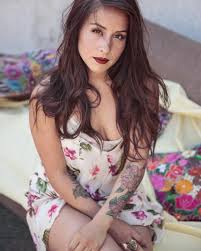 8 de noviembre de 1990) es una cantante y actriz chilena, conocida popularmente por su personaje de feña en la serie de televisión amango de canal 13. Denise Rosenthal