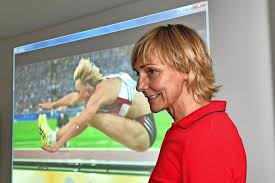 Maybe you would like to learn more about one of these? In Der Seniorenakademie Der Volkssolidaritat Ermunterte Die Zweifache Olympiasiegerin Im Weitsprung Heike Drechsler Ihr Publikum Zu Mehr Bewegung Im Alltag