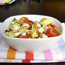 Recette Salade Tout En Saveurs Et Jeux De Textures Avocats Feta Pignons Tomates Et Olives Noires En Video Recette Recette Salade Repas D Entrainement Salade