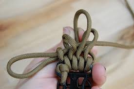 In this instructable, i will be teaching you how to make a 4 strand round braid paracord dog leash with a loop and decorative diamond knot. How To Make A Paracord Belt Step By Step Instructions Diy Projects