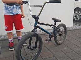 Our product line includes bmx race bikes, bmx cruiser bikes, freestyle bmx bikes, bmx bikes for everyday riding, bmx parts and bmx bike frames. Bmx Fahrrad Des Nachbarsjungen Zum Uben Ausgeliehen Krankenhaus Ratingen