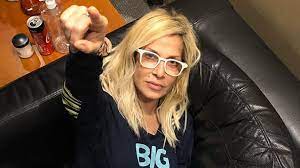 Η άννα βίσση έρχεται με μια μοναδική live streaming συναυλία, ανήμερα την. H 62xronh Anna Bissh Pozarei Prwth Fora Me Mpikini Kai Einai Apsegadiasth Fwto