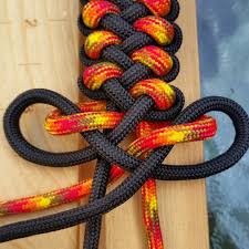 Credit To Mr Liam89 As Promised Time To Get Back On The Saddle In Progress Dragon Claw By Matthias Paracord Weaves Paracord Bracelet Diy Paracord Knots