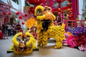 Tahun baru cina turut dikenali sebagai spring festival kerana hadir dalam musim bunga dan di tetapkan berdasarkan kalendar lunar cina. Tahun Baharu Cina Tanpa Tarian Singa é©¬ä¸­é€è§† Mci