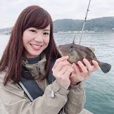 見た目によらず 本当に美味しいカワハギ 肝が有名ですが お刺身で頂くと 身がプリプリで歯ごたえ抜群 まさにテーマ通り 笑 今年初めて挑戦して 堤防釣りで何とかウマヅラハギ1匹get 足元でたまに回遊するカワハギさん 簡単そうに見えて エサ捕り