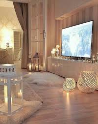 Zona Okolo Televizora S Pushistymi Kovrikami I Tyoplym Svetom Diseno De Sala De Estar Decoraciones De Casa Decoracion De Unas