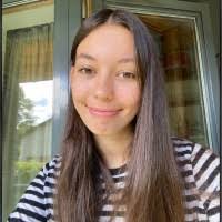 Lora Mckenzie's Instagram, Twitter & Facebook