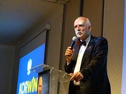 Efekt jest taki, że rząd otrzymuje w ciągu roku dodatkowe fundusze bez konieczności wprowadzania nowych podatków Janusz Korwin Mikke Nizsze Podatki To Realny Wzrost Dochodow O 69 Wmeritum Pl