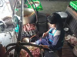 Dada ayam tanpa lemak•bawang putih•merica bubuk•jeruk nipis•garam•secukupny royco•mentega untuk membakar•bawang putih. Pernah Dikunjungi Ganjar Ini Rahasia Tekstur Empuk Sate Kambing Tali Roso