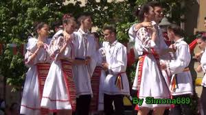 Le canzoni sulla famiglia sono tante, sia nel repertorio italiano sia in quello straniero. Canti E Danze Rumene Cigliano Incontro Tra Culture Youtube