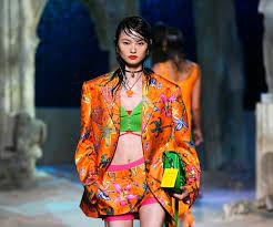 Il roll e il militare sono temi che sono stati adottati in modo rilassato attraverso la miscela di tessuti, stampe e colori vari, con. Nel 2021 Tornano Di Moda I Pezzi Iconici Degli Anni 80 Pourfemme