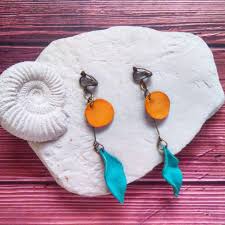 0 個讚 0 則留言 instagram 上的maruko丸玩手作 瑪露可生活maruko life marukolifeday 自己動手做 葉子皮革耳環用皮革染色並做成小葉子的造型 配上古銅色的耳夾 手作