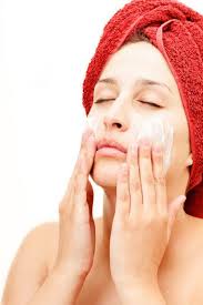 Hydrater la peau consiste surtout à empêcher la la crème hydratante, le masque hydratant, le lait hydratant… on pour but de déposer sur la peau un film gras. Comment Hydrater Une Peau Tres Seche Naturellement 13 Remedes De Grand Mere